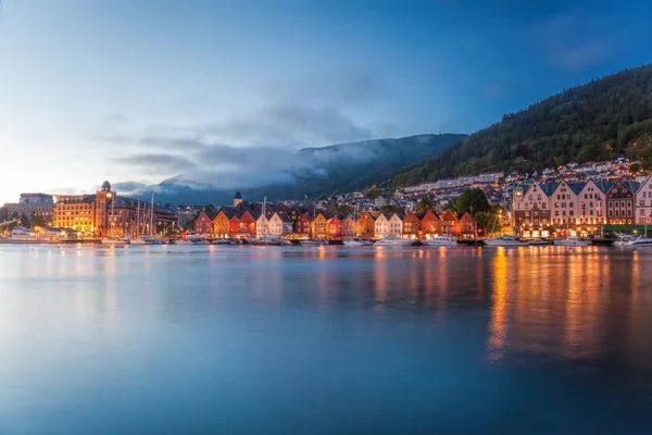 Bergen rua à noite com barcos na Noruega, Patrimônio Mundial da UNESCO — Fotografia de Stock
