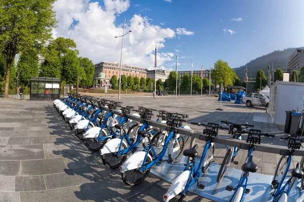 Bergen mit Fahrrädern zum Verleih in Norwegen — Stockfoto