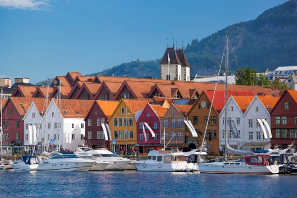 Bryggen ulice s lodí v Bergenu, světového dědictví UNESCO, Norsko — Stock fotografie