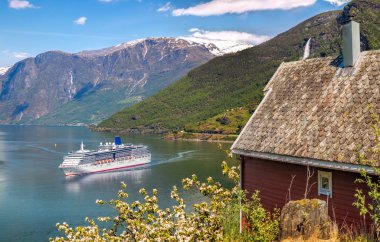 Fjord, Flam, Norveç gemisi karşı kırmızı yazlık