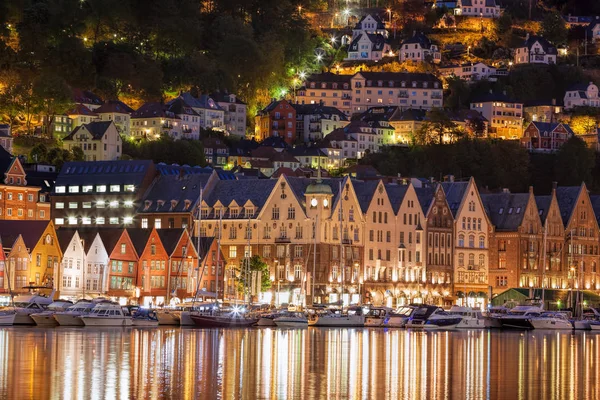 Via Bergen di notte con barche in Norvegia, patrimonio mondiale dell'UNESCO — Foto Stock