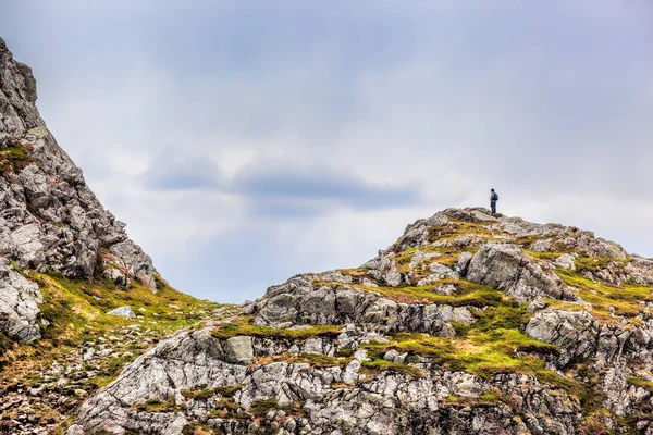 Homem no topo da colina em Bergen, Noruega — Fotografia de Stock