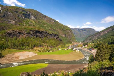 Baharda manzaralı Norveç. Norveç 'te Flam' den Myrdal 'a demiryolu