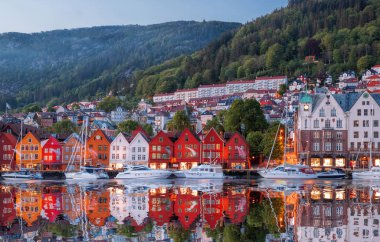 Bergen street tekneler Norveç, Unesco Dünya Mirası ile gece