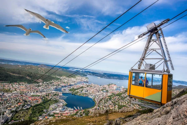 Ferrovia por cabo Ulriken em Bergen, Noruega. Vistas deslumbrantes do — Fotografia de Stock