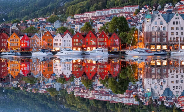 Bergstraße bei Nacht mit Booten in Norwegen, Unesco-Weltkulturerbe — Stockfoto