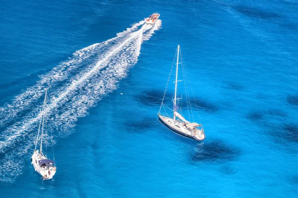Azure bay med yachter i grekiska havet — Stockfoto