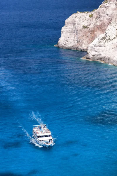 Azure bay with boat in Greek sea — Stock Photo, Image