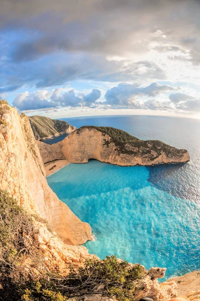 Пляж Navagio с кораблекрушением на острове Закинф в Греции — стоковое фото