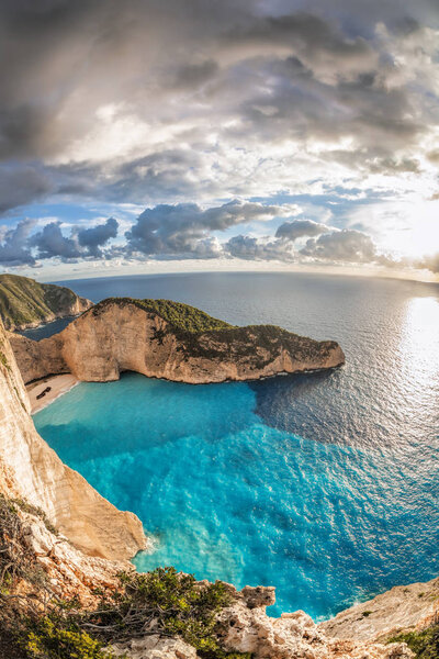 Пляж Navagio с кораблекрушением на острове Закинф в Греции
