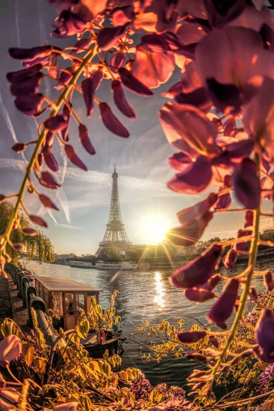 エッフェル塔はパリ、フランスで春の時間の中にボートで — ストック写真