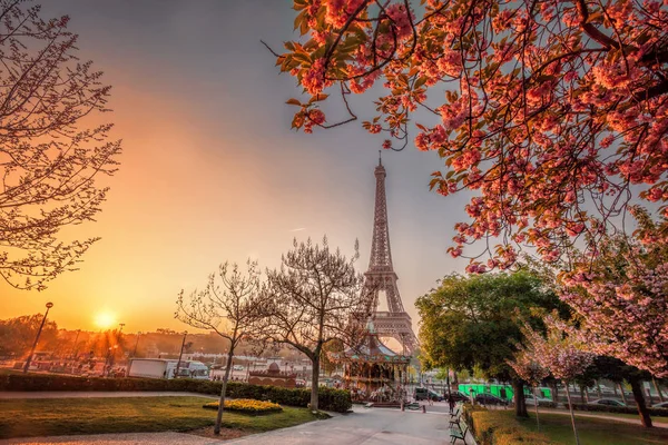 Πύργος του Άιφελ με δέντρα άνοιξη στο Παρίσι, Γαλλία — Φωτογραφία Αρχείου