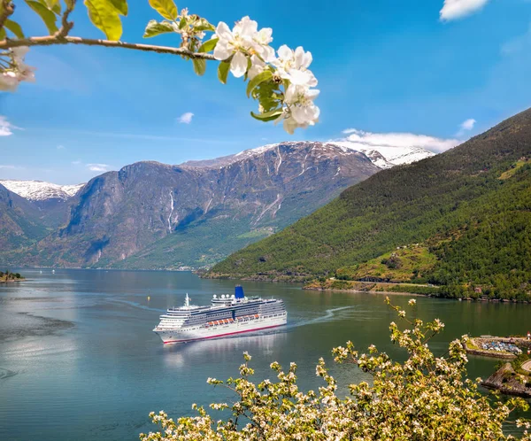 Круизное судно в Норвегии в весеннее время, Флам, Норвегия — стоковое фото