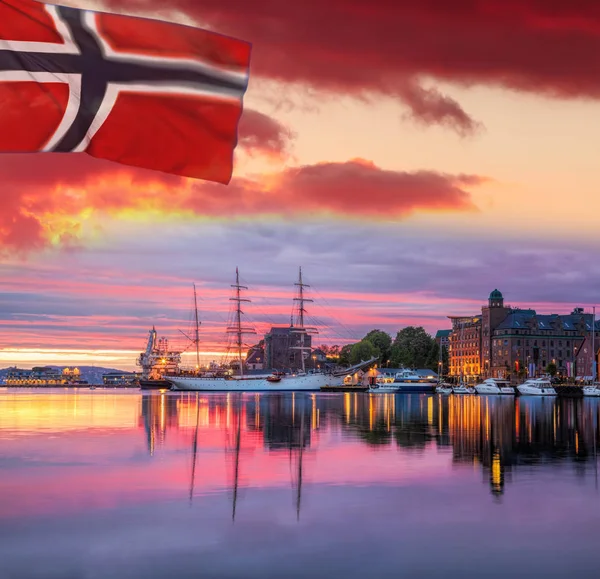 Bergen city with old sailboat in harbor, Norway — Stock Photo, Image
