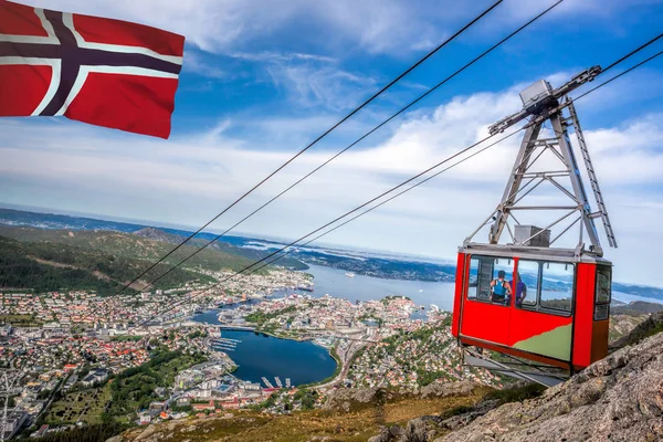 Ferrovia por cabo Ulriken em Bergen, Noruega. Vistas lindas do topo da colina . — Fotografia de Stock