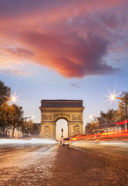 Arc de Triumph, gece Paris, Fransa