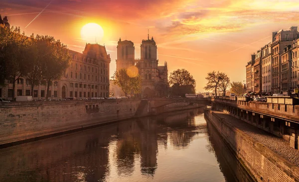 Katedrála Notre Dame proti východu slunce v Paříži — Stock fotografie