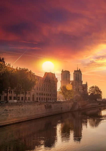 Katedrála Notre Dame proti východu slunce v Paříži — Stock fotografie