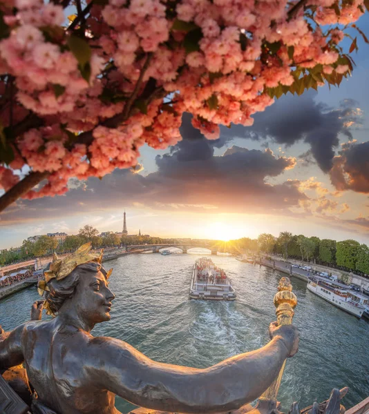 Ponte Alexandre III a Parigi contro la Torre Eiffel in primavera, Francia — Foto Stock