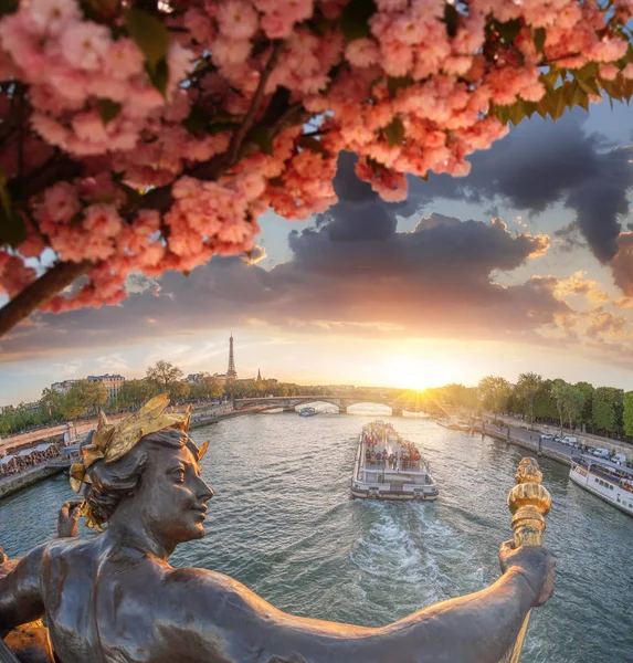 Alexandre Iii most v Paříži proti Eiffelova věž během jara, Francie — Stock fotografie