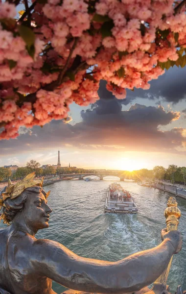 Мост Александра III в Париже против Эйфелевой башни весной, Франция — стоковое фото