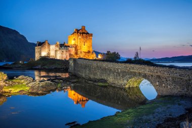 Akşamları, İskoçya'nın dağlık Eilean Donan Kalesi