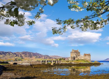 Eilean Donan Kalesi ile İskoçya Highlands ağaç bahar