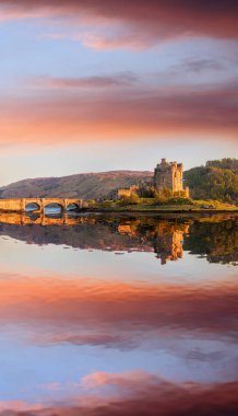 İskoçya İskoçya 'nın renkli günbatımlı Eilean Donan Şatosu