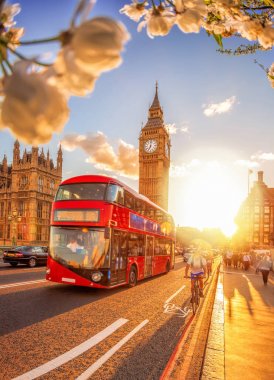 Büyük Ben renkli günbatımı ve Londra, İngiltere, İngiltere'de bahar süre boyunca otobüs ile