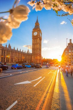 Londra, İngiltere, İngiltere'de bahar süre boyunca renkli gün batımı ile Big Ben