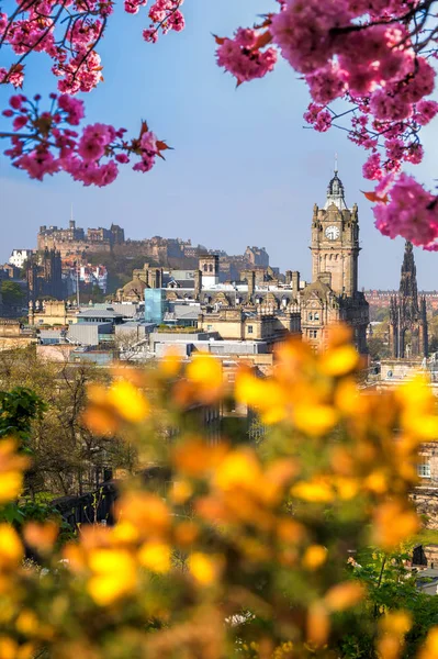 Bekijken van de oude stad Edinburgh met bomen van het voorjaar in Schotland — Stockfoto