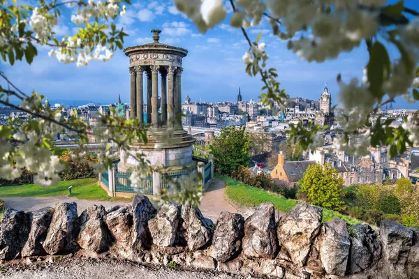 爱丁堡与卡尔顿山在春天时间在苏格兰 — 图库照片