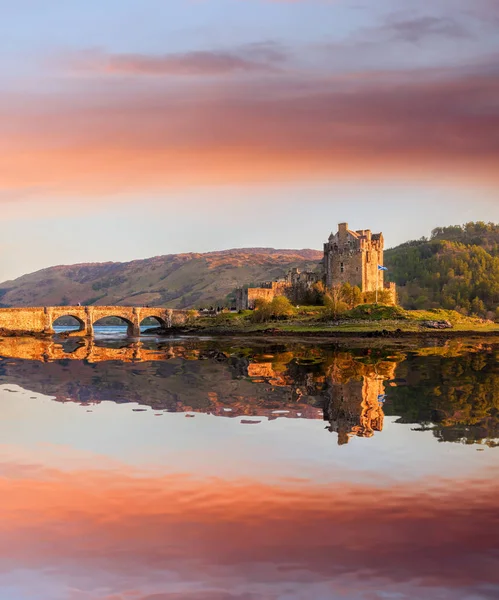 O Castelo Eilean Donan com pôr-do-sol colorido, Highlands of Scotland — Fotografia de Stock