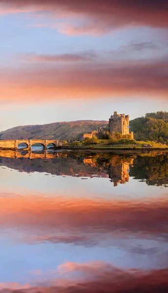 Das Eilean Donan Castle mit farbenfrohem Sonnenuntergang, Highlands of Scotland — Stockfoto