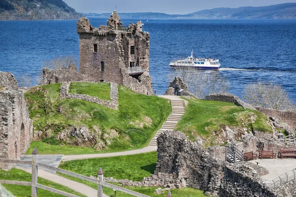 Ruiny zamku Urquhart przeciwko łodzi na Loch Ness w Szkocji — Zdjęcie stockowe
