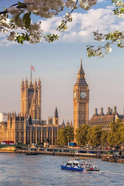 Big Ben with boat during spring time in London, England, UK — Stock Photo, Image