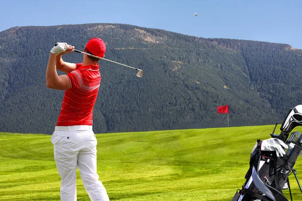 Man playing golf — Stock Photo, Image