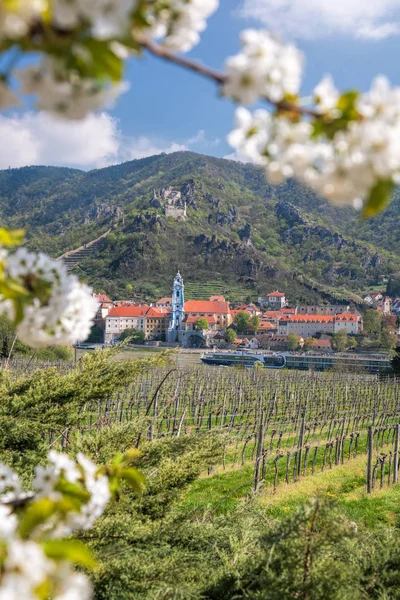 Durnstein aldeia durante a primavera em Wachau, Áustria — Fotografia de Stock