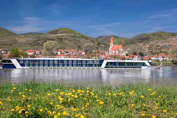 Aldeia Weissenkirchen com barco no rio Danúbio em Wachau, Áustria — Fotografia de Stock