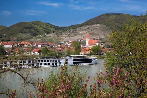 Weissenkirchen pueblo con barco en el río Danubio en Wachau, Austria — Foto de Stock