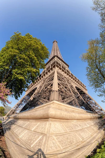 Tour Eiffel au printemps à Paris, France — Photo