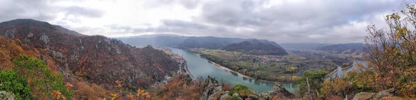 Duernstein község panorámája várral és Dunával ősszel Ausztriában — Stock Fotó