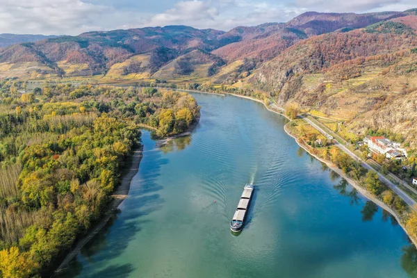 Wachau hluboké údolí s lodí proti podzimnímu lesu v blízkosti vesnice Duernstein v Rakousku — Stock fotografie