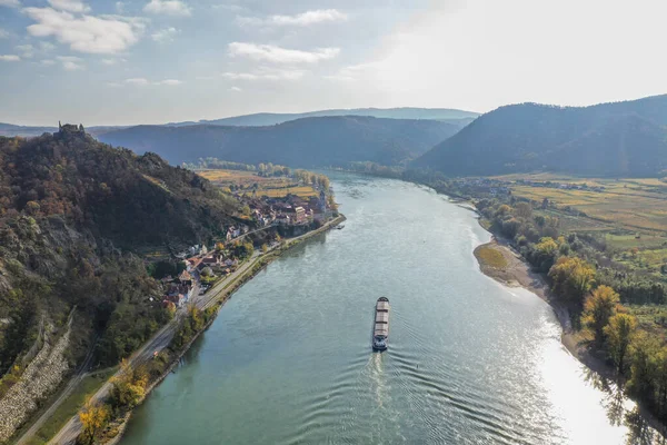 Panorama del pueblo de Duernstein con castillo y río Danubio durante el otoño en Austria — Foto de Stock