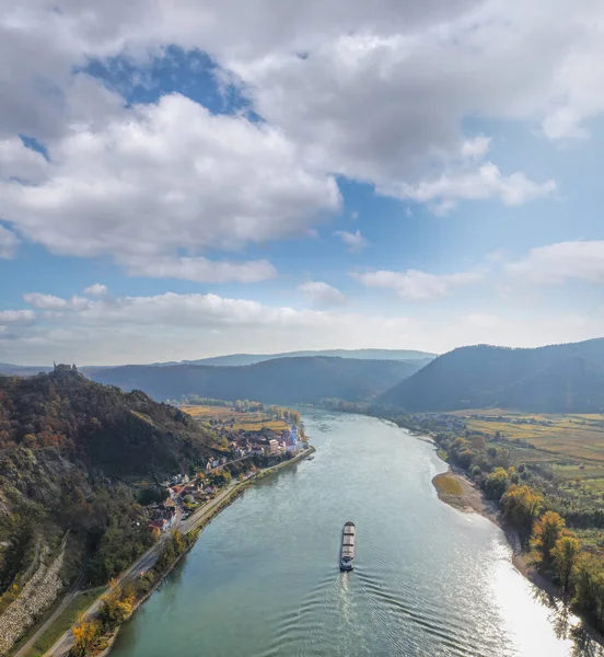 Panorama del villaggio di Duernstein con castello e fiume Danubio durante l'autunno in Austria — Foto Stock