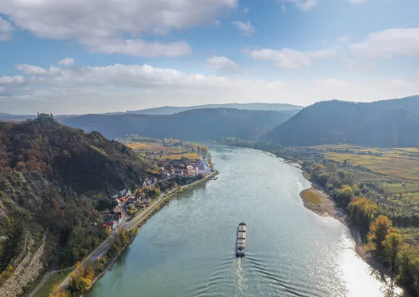 Panorama del pueblo de Duernstein con castillo y río Danubio durante el otoño en Austria — Foto de Stock