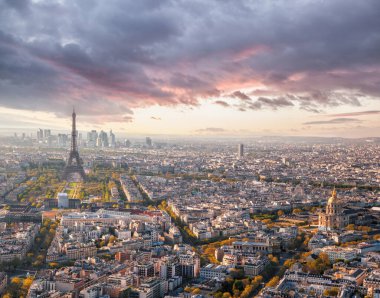 Fransa 'da gün batımına karşı Eyfel Kulesi ile Paris Panoraması