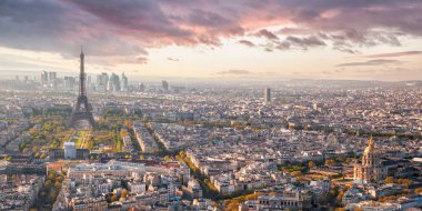 Fransa 'da gün batımına karşı Eyfel Kulesi ile Paris Panoraması