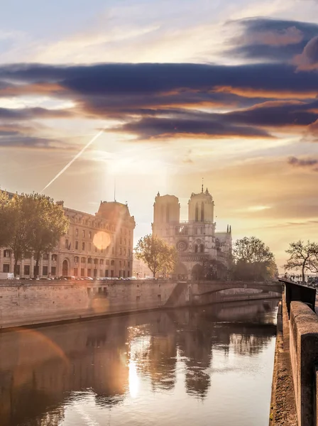 Catedral de Notre Dame contra el amanecer en París, Francia —  Fotos de Stock