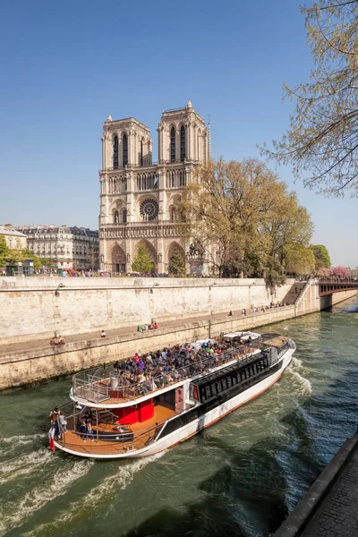 Paris, Notre Dame cathedral with boat on Seine in France — Stock Photo, Image